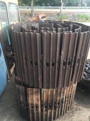 ขายโซ่พร้อมใบ KOMATSU PC200-1 65000 ราคาต่อรองคุยกันได้ค่ะ ขายได้ขายเลย โทร0616613023 แพรว