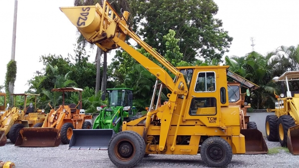 ต้องการขายรถตักล้อยางยี่ห้อ TCM-SD25Y-2รถนอกนำเข้าจากญี่ปุ่น