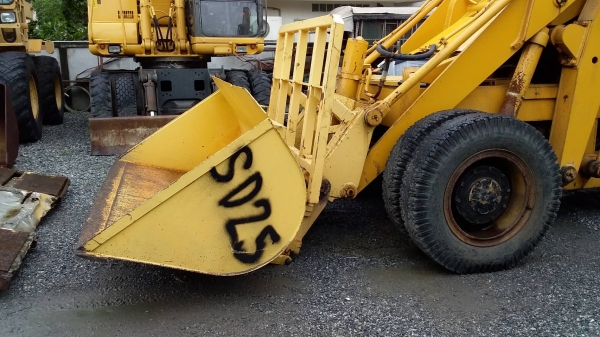 ต้องการขายรถตักล้อยางยี่ห้อ TCM-SD25Y-2รถนอกนำเข้าจากญี่ปุ่น