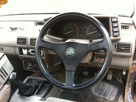 พวงมาลัยหนัง momo แท้ อิตาลี่ คอ isuzu tfr cameo rodeo  2500บาท