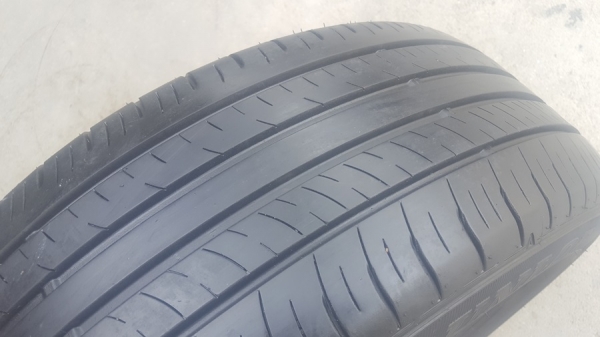 ขายยาง\% 215/55/17 ปี 2517 DUNLOP EC300 4 เส้น ขายยาง\% 215/55/17 ปี 2517 DUNLOP EC300 4 เส้น