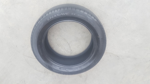 ขายยาง\% 215/55/17 ปี 2517 DUNLOP EC300 4 เส้น ขายยาง\% 215/55/17 ปี 2517 DUNLOP EC300 4 เส้น