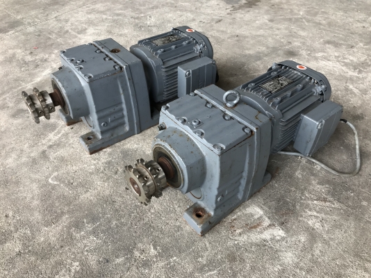 ขายมอเตอร์เกียร์ SEW eurodrive 2HP. 380V อัตราทด 1:51 เพลาออกประมาณ 28รอบต่อนาที สภาพสวยมาก หมุนนิ่ม พร้อมใช้งาน มี 2ตัวครับ