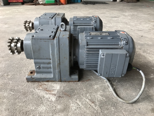 ขายมอเตอร์เกียร์ SEW eurodrive 2HP. 380V อัตราทด 1:51 เพลาออกประมาณ 28รอบต่อนาที สภาพสวยมาก หมุนนิ่ม พร้อมใช้งาน มี 2ตัวครับ