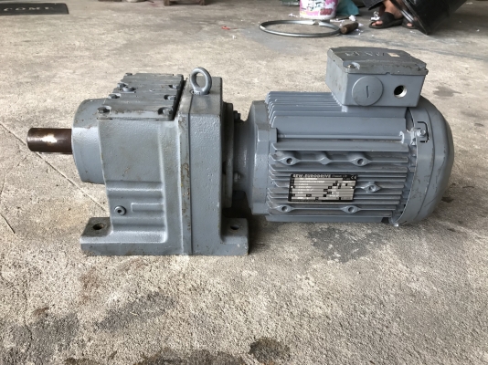 ขายมอเตอร์เกียร์ SEW eurodrive 3HP. 380V อัตราทด 1:32 เพลาออกประมาณ 44 รอบต่อนาที สภาพสวยมาก หมุนนิ่ม พร้อมใช้งาน