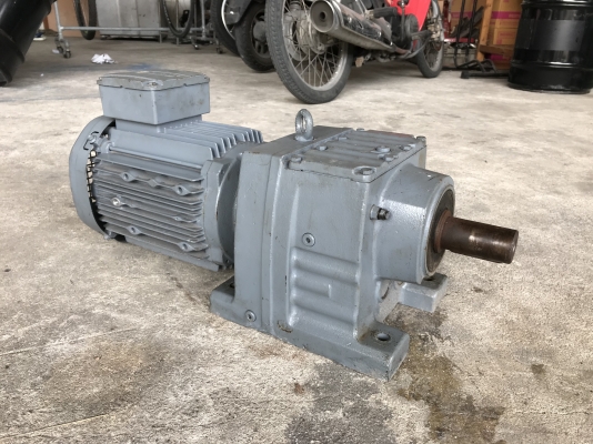 ขายมอเตอร์เกียร์ SEW eurodrive 3HP. 380V อัตราทด 1:32 เพลาออกประมาณ 44 รอบต่อนาที สภาพสวยมาก หมุนนิ่ม พร้อมใช้งาน