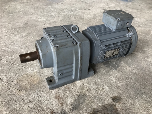 ขายมอเตอร์เกียร์ SEW eurodrive 3HP. 380V อัตราทด 1:32 เพลาออกประมาณ 44 รอบต่อนาที สภาพสวยมาก หมุนนิ่ม พร้อมใช้งาน