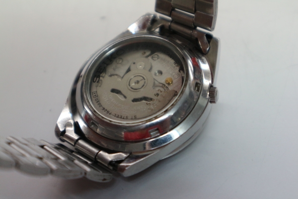 นาฬิกา Seiko Auto ออโต้ ชาย รุ่น หน้าขาว หลังเปลือย เดินปกติ ส่งฟรี