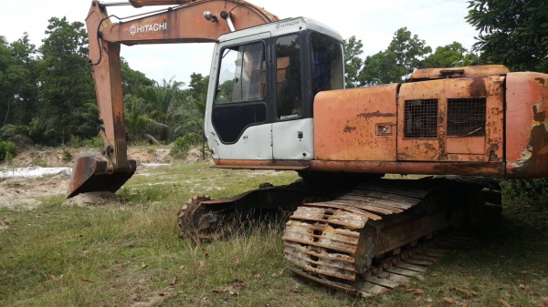 ขาย HITACHI.EX 200-2 ตัวเดินเสีย 1 ข้างขายตามสภาพเอกสารเล่มทะเบียนราคา 280,000 ต่อรอง