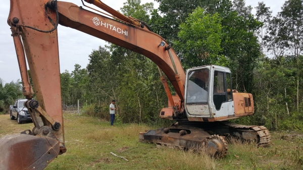 ขาย HITACHI.EX 200-2 ตัวเดินเสีย 1 ข้างขายตามสภาพเอกสารเล่มทะเบียนราคา 280,000 ต่อรอง