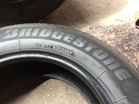 ยาง Bridgstone 215-65-16 ปี 16 ครบชุด 4 เส้น 4500 สวยๆไม่บวมไม่กินข้างดอกยางเหลือเยอะเอาไปวิ่งกันใด้ ยาง Bridgstone 215-65-16 ปี 16 ครบชุด 4 เส้น 4500 สวยๆไม่บวมไม่กินข้างดอกยางเหลือเยอะเอาไปวิ่งกันใด้