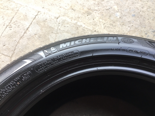 ยาง MICHELIN 225-50-17 ปี 17 ครบชุด 4 เส้น 5500 สวยๆไม่บวมไม่กินข้างดอกยางเหลือเยอะเอาไปวิ่งกันใด้อี ยาง MICHELIN 225-50-17 ปี 17 ครบชุด 4 เส้น 5500 สวยๆไม่บวมไม่กินข้างดอกยางเหลือเยอะเอาไปวิ่งกันใด้อี