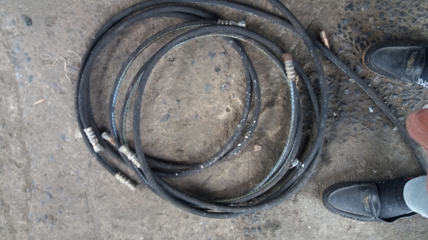 ขายสายไฮดรอลิคยาว3เมตมี4เส้นขาย1200รวมส่ง