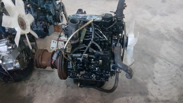 เครื่องยนต์ดีเซล mitsubishi s3l 3สูบ 25 แรงม้า สภาพสวย ไม่เคยใช้งานในไทย นำเข้าจากญี่ปุ่น  รุ่นนี้ลงแบคโฮcat 303crได้ครับ