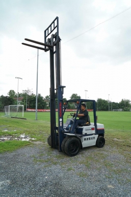 komatsu รุ่น FG25-11 4ล้อหน้า komatsu รุ่น FG25-11 4ล้อหน้า