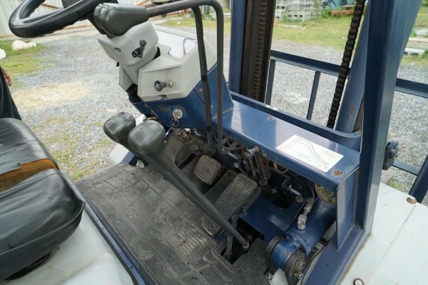 komatsu รุ่น FG25-11 4ล้อหน้า komatsu รุ่น FG25-11 4ล้อหน้า