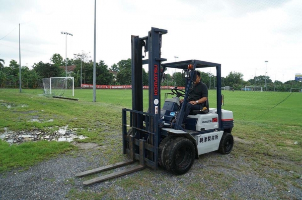 komatsu รุ่น FG25-11 4ล้อหน้า