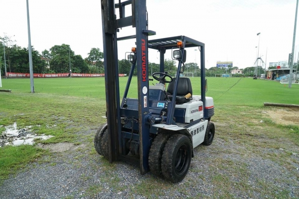 komatsu รุ่น FG25-11 4ล้อหน้า komatsu รุ่น FG25-11 4ล้อหน้า