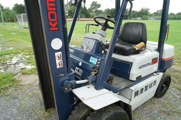 komatsu รุ่น FG25-11 4ล้อหน้า komatsu รุ่น FG25-11 4ล้อหน้า