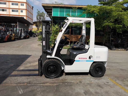 รถยกนิสสัน 3 ตัน เสาสูง 3 เมตร เครื่องดีเซล เกียร์ออโต้