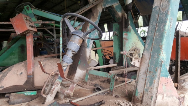 ขายตามสภาพ รถคีบอ้อย คีบหลังสามารถเกษตรยนต์ ไม่มีเครื่อง ไม่มีเกียร์ ไม่มีปั้ม ราคาต่อรองได้