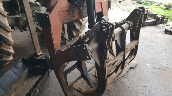 ขายตามสภาพ รถคีบอ้อย คีบหลังสามารถเกษตรยนต์ ไม่มีเครื่อง ไม่มีเกียร์ ไม่มีปั้ม ราคาต่อรองได้