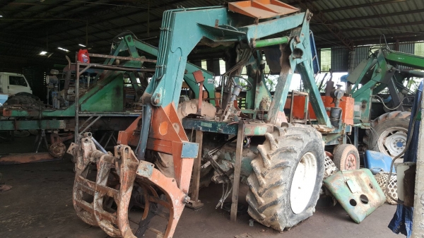 ขายตามสภาพ รถคีบอ้อย คีบหลังสามารถเกษตรยนต์ ไม่มีเครื่อง ไม่มีเกียร์ ไม่มีปั้ม ราคาต่อรองได้