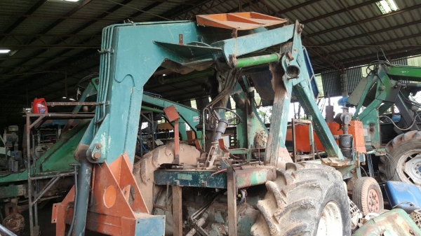 ขายตามสภาพ รถคีบอ้อย คีบหลังสามารถเกษตรยนต์ ไม่มีเครื่อง ไม่มีเกียร์ ไม่มีปั้ม ราคาต่อรองได้