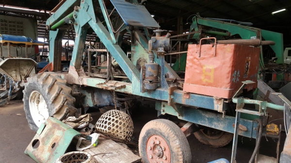 ขายตามสภาพ รถคีบอ้อย คีบหลังสามารถเกษตรยนต์ ไม่มีเครื่อง ไม่มีเกียร์ ไม่มีปั้ม ราคาต่อรองได้