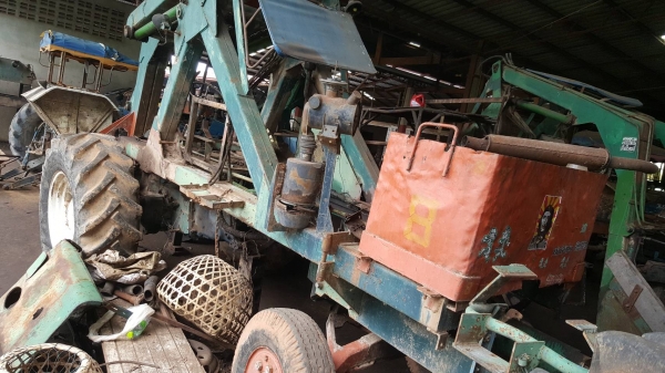 ขายตามสภาพ รถคีบอ้อย คีบหลังสามารถเกษตรยนต์ ไม่มีเครื่อง ไม่มีเกียร์ ไม่มีปั้ม ราคาต่อรองได้