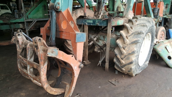 ขายตามสภาพ รถคีบอ้อย คีบหลังสามารถเกษตรยนต์ ไม่มีเครื่อง ไม่มีเกียร์ ไม่มีปั้ม ราคาต่อรองได้