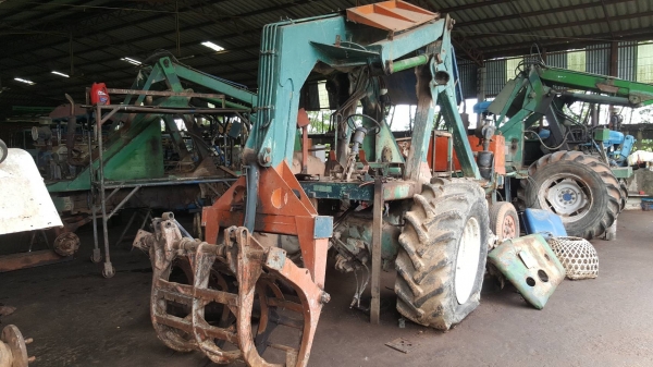 ขายตามสภาพ รถคีบอ้อย คีบหลังสามารถเกษตรยนต์ ไม่มีเครื่อง ไม่มีเกียร์ ไม่มีปั้ม ราคาต่อรองได้