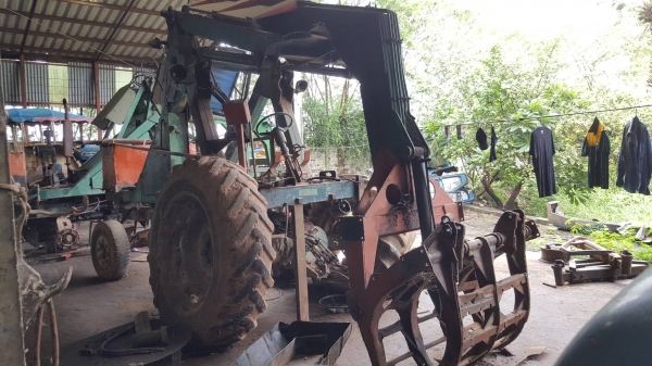 ขายตามสภาพ รถคีบอ้อย คีบหลังสามารถเกษตรยนต์ ไม่มีเครื่อง ไม่มีเกียร์ ไม่มีปั้ม ราคาต่อรองได้