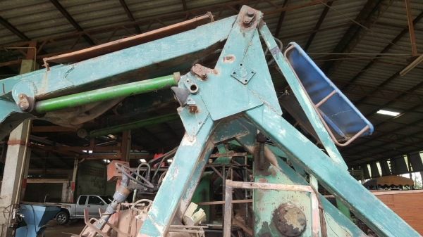 ขายตามสภาพ รถคีบอ้อย คีบหลังสามารถเกษตรยนต์ ไม่มีเครื่อง ไม่มีเกียร์ ไม่มีปั้ม ราคาต่อรองได้