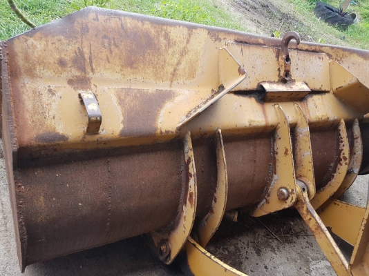 ขายรถตักkomatsu 510 ขายตามสภาพเครื่องอะหรั่ยครบ แต่ต้องเอามาฟิตใหม่คับ ยางเต็มทั้ง4เส้นคับ เอกสารใบซ