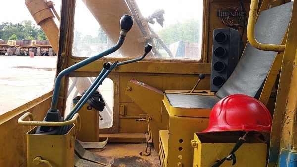 ขาย 225,000 KOMATSU pc 60-5  พร้อมไลหัวเจาะ เครื่องดี ปั๊มแรง เอวแน่น ช่วงล่างดี โซ่หนา รถสภาพพร้อมใช้งาน  รถอยู่ ขอนแก่น 064-191-1112