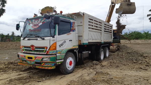 ขายเม้ก้า260แรงปี47สองเพลาดั้มกะบะสามมิตรสวยเดิม