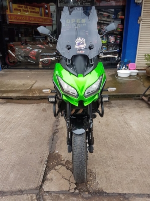 ขายแลกเทิร์น KAWASAKI VERSYS 650 ABS ปี 2015 สีสวย เดิมๆ ของแต่งเบาๆ ไมล์18xxx ทะเบียนพร้อมโอน ราคา 219000 บาท ส่งได้ทั่วไทยครับ  รายการของแต่ง - กล่อง GIVI ใส่ให้ใหม่ๆเลยครับ - CRASH BAR - ไฟสปอตไลท์ 1คู่  - ชิวหน้าแต่งปรับระดับได้ HERO  ส่งได้ทั่วไทยครั