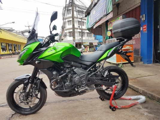 ขายแลกเทิร์น KAWASAKI VERSYS 650 ABS ปี 2015 สีสวย เดิมๆ ของแต่งเบาๆ ไมล์18xxx ทะเบียนพร้อมโอน ราคา 219000 บาท ส่งได้ทั่วไทยครับ  รายการของแต่ง - กล่อง GIVI ใส่ให้ใหม่ๆเลยครับ - CRASH BAR - ไฟสปอตไลท์ 1คู่  - ชิวหน้าแต่งปรับระดับได้ HERO  ส่งได้ทั่วไทยครั