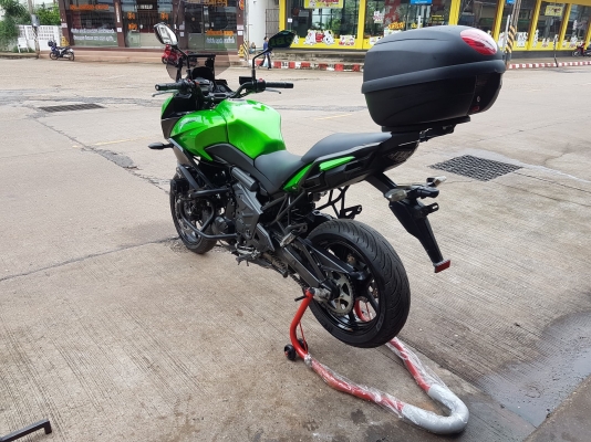 ขายแลกเทิร์น KAWASAKI VERSYS 650 ABS ปี 2015 สีสวย เดิมๆ ของแต่งเบาๆ ไมล์18xxx ทะเบียนพร้อมโอน ราคา 219000 บาท ส่งได้ทั่วไทยครับ  รายการของแต่ง - กล่อง GIVI ใส่ให้ใหม่ๆเลยครับ - CRASH BAR - ไฟสปอตไลท์ 1คู่  - ชิวหน้าแต่งปรับระดับได้ HERO  ส่งได้ทั่วไทยครั