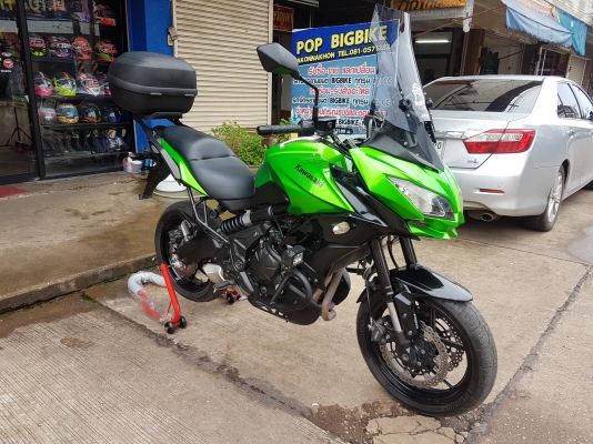 ขายแลกเทิร์น KAWASAKI VERSYS 650 ABS ปี 2015 สีสวย เดิมๆ ของแต่งเบาๆ ไมล์18xxx ทะเบียนพร้อมโอน ราคา 219000 บาท ส่งได้ทั่วไทยครับ  รายการของแต่ง - กล่อง GIVI ใส่ให้ใหม่ๆเลยครับ - CRASH BAR - ไฟสปอตไลท์ 1คู่  - ชิวหน้าแต่งปรับระดับได้ HERO  ส่งได้ทั่วไทยครั
