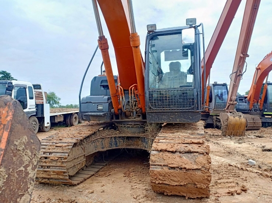 ขายด่วน แบคโฮ HITACHI ZX200-5G สภาพดี พร้อมใช้งาน ติดต่อ 085-2277316