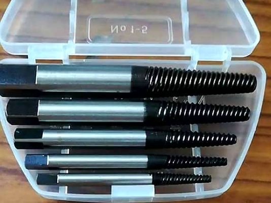 ขายถอนเกลียวซ้ายเยอรมันชุด5ดอกTUBUS Made in Germany. มือสองสภาพดี ขายถอนเกลียวซ้ายเยอรมันชุด5ดอกTUBUS Made in Germany. มือสองสภาพดี