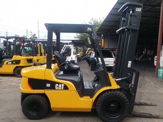 รถยกCATTERPILLAR  น้ำหนักยก 3 ตัน เสาสูง 4 เมตร เครื่องดีเซล เกียร์ออโต้