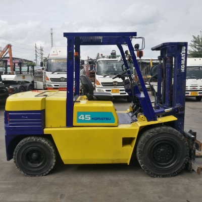 รถยกโคมัสสึ น้ำหนักยก 4.5 ตัน เสาสูง 4.50 เมตร เข้าตู้ แผงงาสไลด์ได้