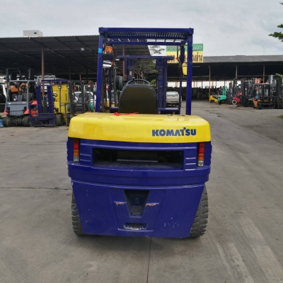 รถยกโคมัสสึ น้ำหนักยก 4.5 ตัน เสาสูง 4.50 เมตร เข้าตู้ แผงงาสไลด์ได้