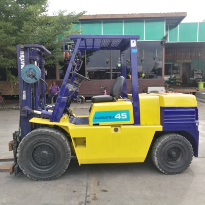 รถยกโคมัสสึ น้ำหนักยก 4.5 ตัน เสาสูง 4.50 เมตร เข้าตู้ แผงงาสไลด์ได้