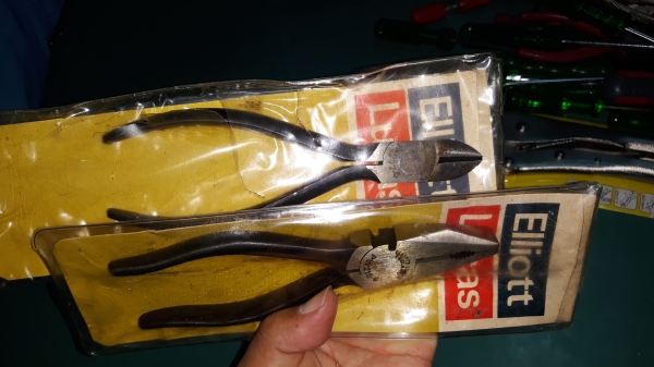 ขายคีมปากจิ้งจกและคีมตัดแพ็คคู่ ELLIOT LUCAS MADE IN ENGLAND.ใหม่เก่าเก็บ ขายคีมปากจิ้งจกและคีมตัดแพ็คคู่ ELLIOT LUCAS MADE IN ENGLAND.ใหม่เก่าเก็บ
