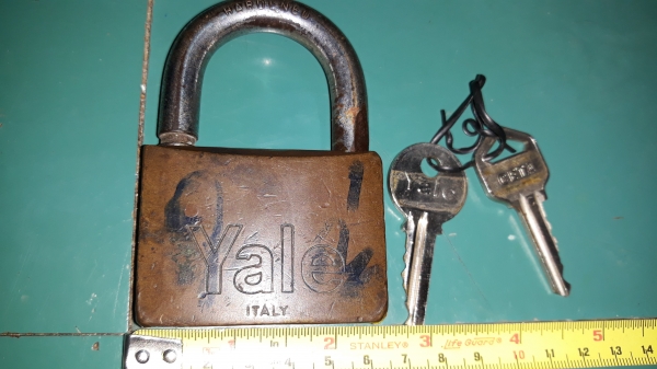 ขายแม่กุญแจทองเหลืองYALE MADE IN ITALY. มือสองขนาดใหญ่