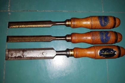 ขายสิ่วฉลามสามดาว หลายขนาดด้ามไม้สวยงาม MADE IN SWEDEN.เก่าเก็บ